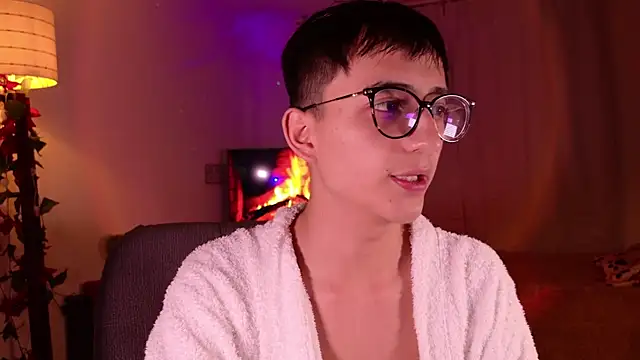 Snapshot of Mr_evan1 chatting on 12/23/24, 12:19 Mr evan1 online show from 12/23/24, 12:19