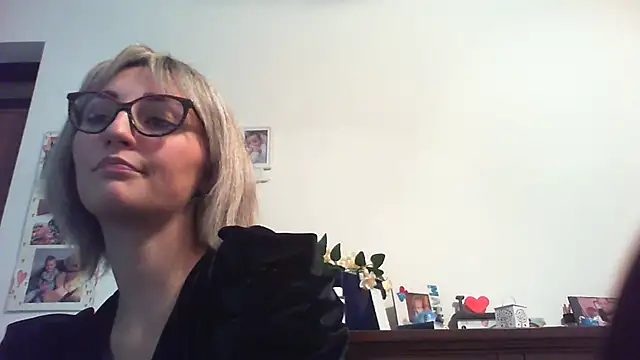 Snapshot of sexy_blondie92 chatting on 01/03/25, 11:44 sexy blondie92 online show from 01/03/25, 11:44