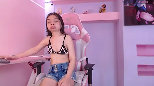 Snapshot of CharlotteMuller chatting on 10/09/25, 09:24 CharlotteMuller online show from 10/09/25, 09:24