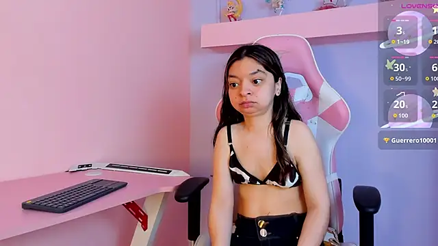 Snapshot of CharlotteMuller chatting on 10/17/25, 08:11 CharlotteMuller online show from 10/17/25, 08:11