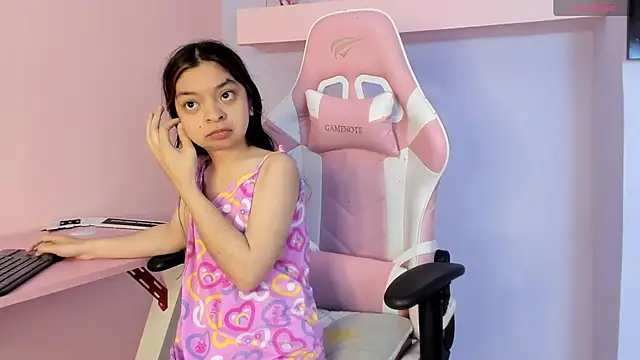 Snapshot of CharlotteMuller chatting on 10/19/25, 07:14 CharlotteMuller online show from 10/19/25, 07:14