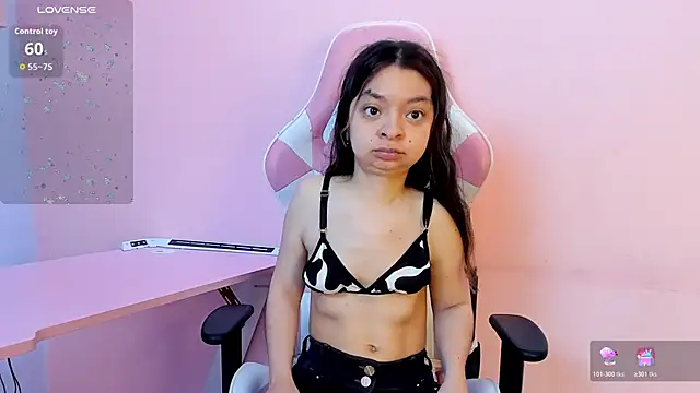 Snapshot of CharlotteMuller chatting on 11/08/25, 08:18 CharlotteMuller online show from 11/08/25, 08:18