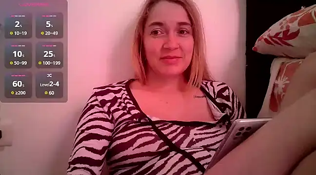 Snapshot of Izury_Blondee chatting on 12/15/24, 12:17 Izury Blondee online show from 12/15/24, 12:17