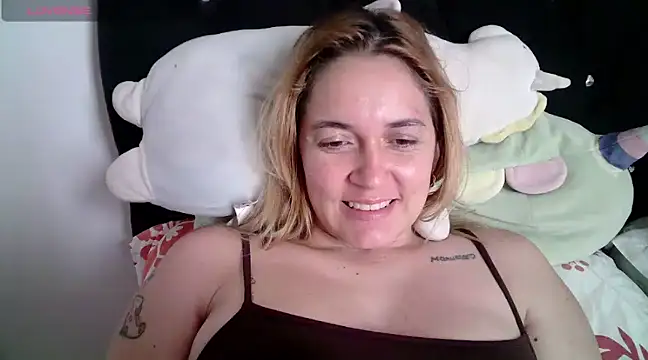 Snapshot of Izury_Blondee chatting on 01/09/25, 08:22 Izury Blondee online show from 01/09/25, 08:22