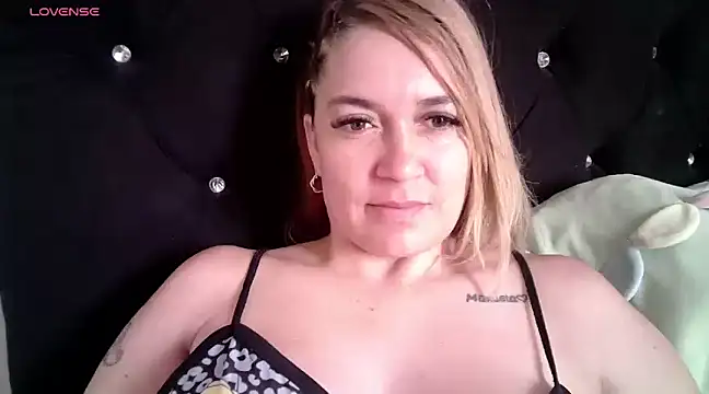Snapshot of Izury_Blondee chatting on 01/11/25, 01:53 Izury Blondee online show from 01/11/25, 01:53