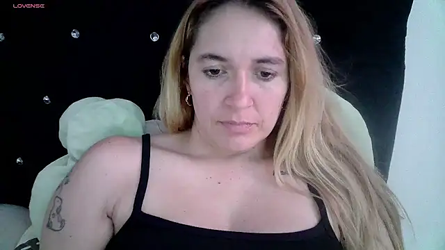 Snapshot of Izury_Blondee chatting on 02/23/25, 10:53 Izury Blondee online show from 02/23/25, 10:53
