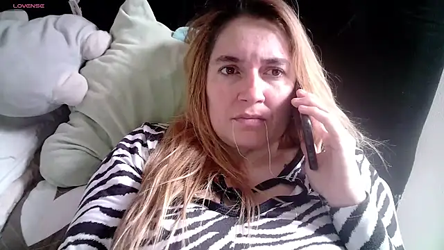 Snapshot of Izury_Blondee chatting on 02/28/25, 05:04 Izury Blondee online show from 02/28/25, 05:04