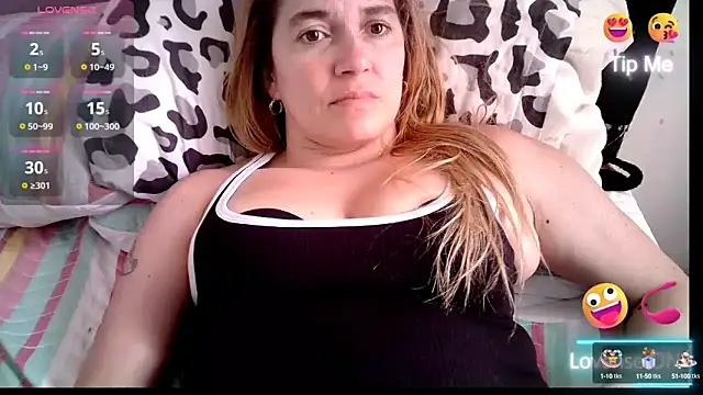 Snapshot of Izury_Blondee chatting on 03/08/25, 05:54 Izury Blondee online show from 03/08/25, 05:54