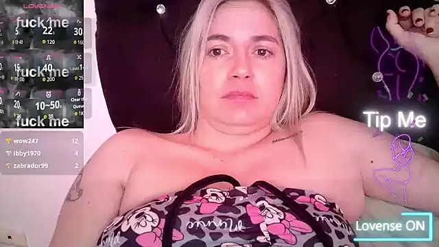 Snapshot of Izury_Blondee chatting on 09/21/25, 12:07 Izury Blondee online show from 09/21/25, 12:07