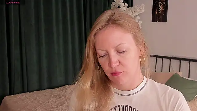 Snapshot of sugamomy chatting on 10/14/25, 12:11 sugamomy online show from 10/14/25, 12:11