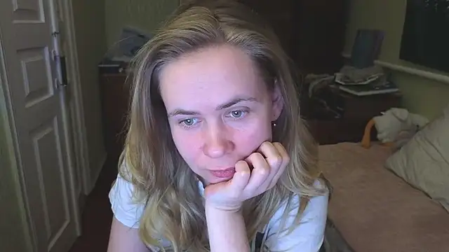 Snapshot of Riley_Roo chatting on 03/10/25, 06:45 Riley Roo online show from 03/10/25, 06:45