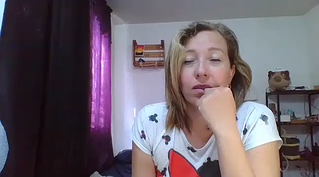 Snapshot of charlott_ponce chatting on 01/21/25, 07:06 charlott ponce online show from 01/21/25, 07:06