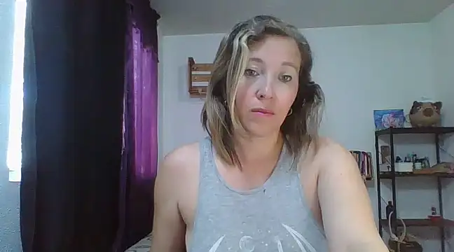 Snapshot of charlott_ponce chatting on 02/19/25, 06:10 charlott ponce online show from 02/19/25, 06:10