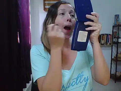 Snapshot of charlott_ponce chatting on 10/18/25, 06:19 charlott ponce online show from 10/18/25, 06:19