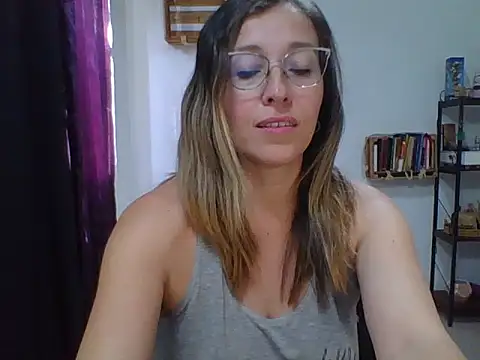 Snapshot of charlott_ponce chatting on 10/20/25, 06:52 charlott ponce online show from 10/20/25, 06:52