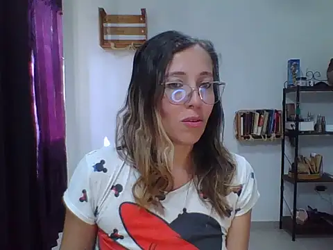 Snapshot of charlott_ponce chatting on 10/24/25, 06:37 charlott ponce online show from 10/24/25, 06:37