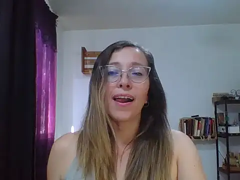 Snapshot of charlott_ponce chatting on 11/16/25, 06:02 charlott ponce online show from 11/16/25, 06:02