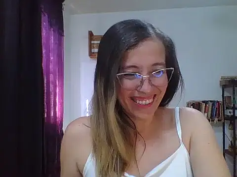 Snapshot of charlott_ponce chatting on 11/20/25, 06:29 charlott ponce online show from 11/20/25, 06:29