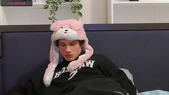 CalvinCay online show from 12/07/24, 08:05