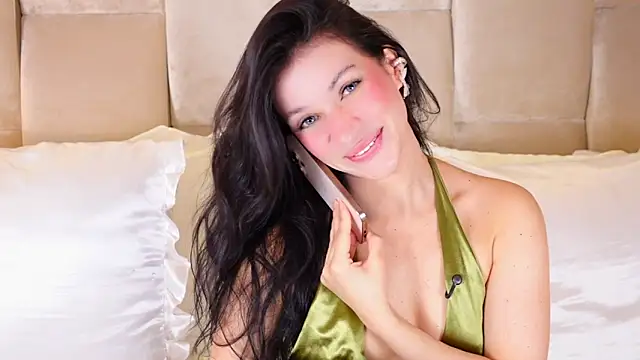 Snapshot of KiraKayleigh1 chatting on 11/04/25, 02:43 KiraKayleigh1 online show from 11/04/25, 02:43