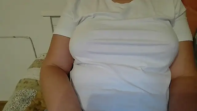 Snapshot of parismira chatting on 12/13/24, 08:58 parismira online show from 12/13/24, 08:58