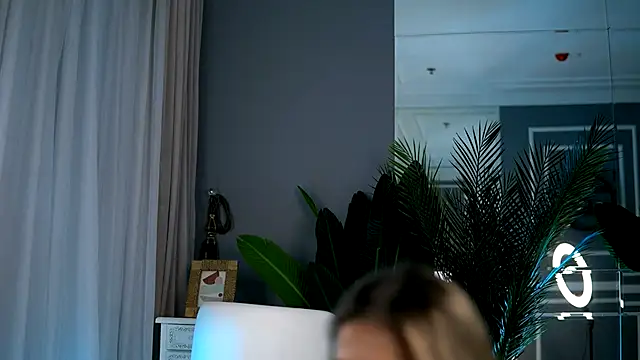 Snapshot of KellyMathews chatting on 09/10/25, 02:11 KellyMathews online show from 09/10/25, 02:11