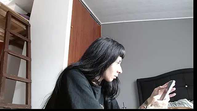 Snapshot of Emilia_1995 chatting on 01/25/25, 05:08 Emilia 1995 online show from 01/25/25, 05:08