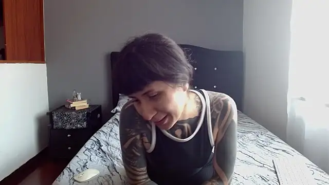 Snapshot of Emilia_1995 chatting on 11/10/25, 02:16 Emilia 1995 online show from 11/10/25, 02:16