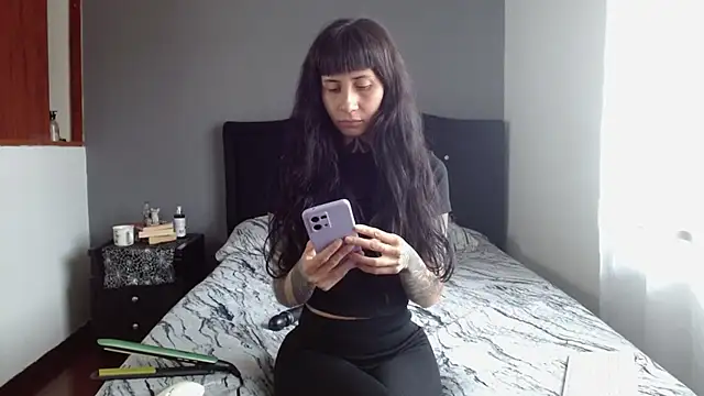 Snapshot of Emilia_1995 chatting on 11/19/25, 04:51 Emilia 1995 online show from 11/19/25, 04:51