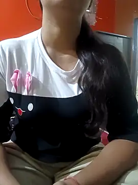 Snapshot of Alina_Khann chatting on 11/17/25, 08:20 Alina Khann online show from 11/17/25, 08:20