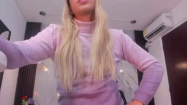 Snapshot of Tiff_Valentine chatting on 02/02/25, 11:19 Tiff Valentine online show from 02/02/25, 11:19