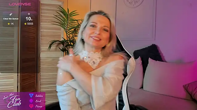 Snapshot of Gloria_Lovely chatting on 12/16/24, 02:27 Gloria Lovely online show from 12/16/24, 02:27