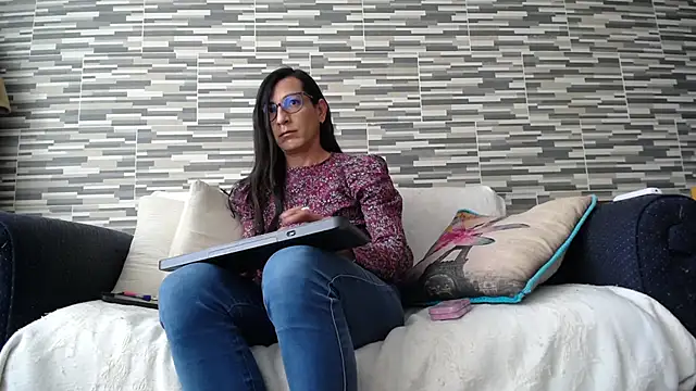 VioletaGomezCo online show from 11/18/25, 08:57