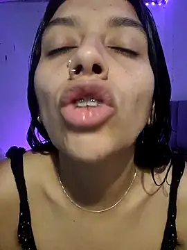 Snapshot of BrittanyDiaz chatting on 02/19/25, 06:32 BrittanyDiaz online show from 02/19/25, 06:32