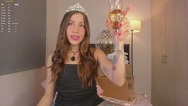 Snapshot of LynnSam_ chatting on 10/12/25, 12:20 LynnSam online show from 10/12/25, 12:20