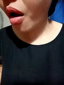 Snapshot of Hana_love20 chatting on 10/28/25, 05:11 Hana love20 online show from 10/28/25, 05:11