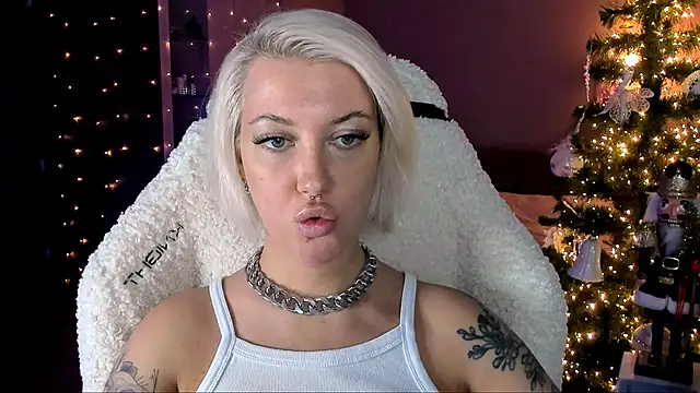Snapshot of tykioty_Miley chatting on 12/22/24, 01:33 tykioty Miley online show from 12/22/24, 01:33