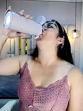 Karla hernandez  online show from 02/12/25, 02:10