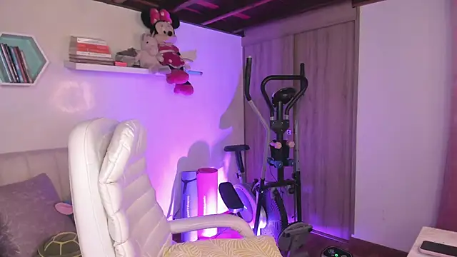 Snapshot of Nataliia_09 chatting on 11/27/25, 07:27 Nataliia 09 online show from 11/27/25, 07:27