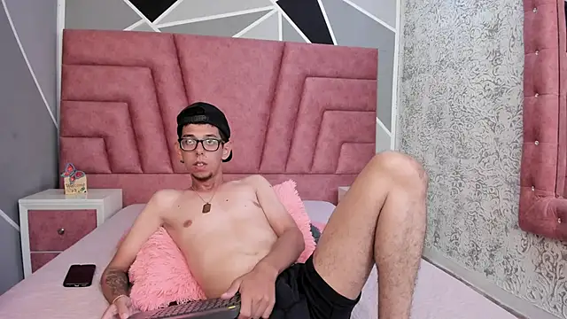 Snapshot of Derek_and_Skarlet chatting on 01/08/25, 06:41 Derek and Skarlet online show from 01/08/25, 06:41