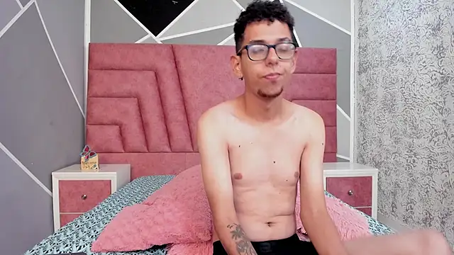 Snapshot of Derek_and_Skarlet chatting on 01/28/25, 02:42 Derek and Skarlet online show from 01/28/25, 02:42