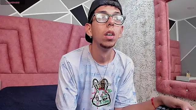 Snapshot of Derek_and_Skarlet chatting on 02/07/25, 06:45 Derek and Skarlet online show from 02/07/25, 06:45