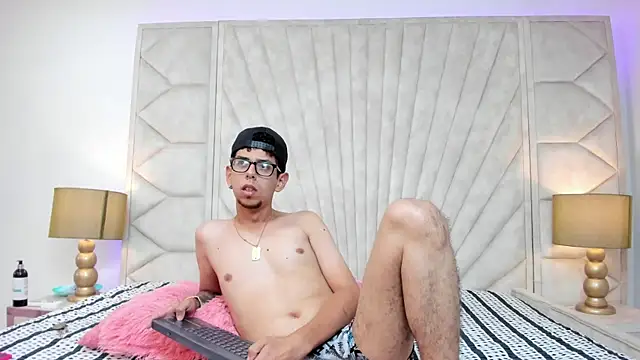 Snapshot of Derek_and_Skarlet chatting on 03/01/25, 07:26 Derek and Skarlet online show from 03/01/25, 07:26