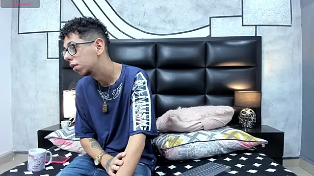 Snapshot of Derek_and_Skarlet chatting on 03/12/25, 11:31 Derek and Skarlet online show from 03/12/25, 11:31