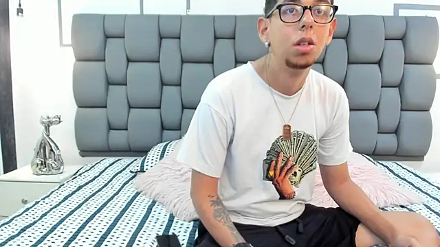 Snapshot of Derek_and_Skarlet chatting on 09/18/25, 03:25 Derek and Skarlet online show from 09/18/25, 03:25