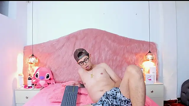 Snapshot of Derek_and_Skarlet chatting on 11/04/25, 07:57 Derek and Skarlet online show from 11/04/25, 07:57