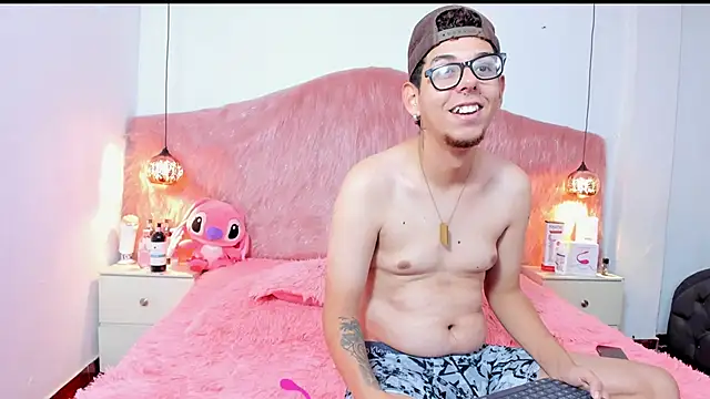 Snapshot of Derek_and_Skarlet chatting on 11/17/25, 03:51 Derek and Skarlet online show from 11/17/25, 03:51