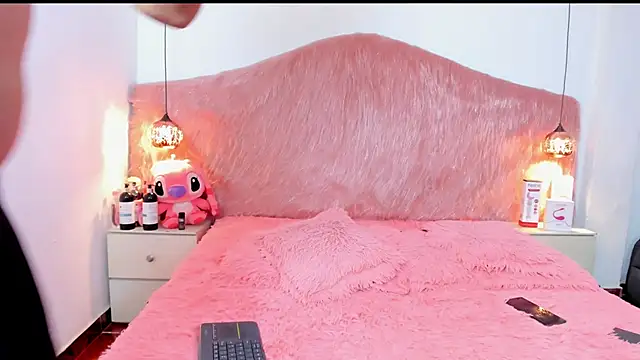 Snapshot of Derek_and_Skarlet chatting on 11/19/25, 06:19 Derek and Skarlet online show from 11/19/25, 06:19