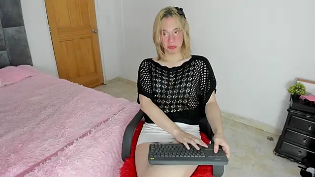 Snapshot of _Little_angel69 chatting on 02/28/25, 01:47  Little angel69 online show from 02/28/25, 01:47