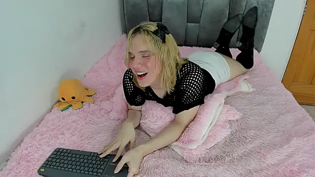 Snapshot of _Little_angel69 chatting on 02/28/25, 04:53  Little angel69 online show from 02/28/25, 04:53